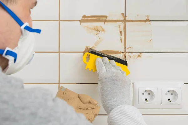 Meester Wrijven Naden Gelegde Witte Tegels Muur Afwerking Werk Achteraanzicht — Stockfoto