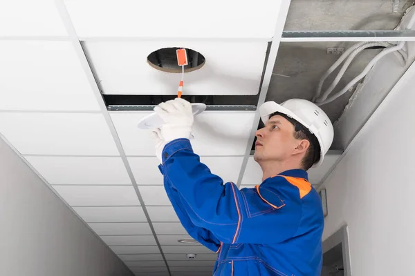 Elektrikern Installerar Belysningen Undertaket — Stockfoto