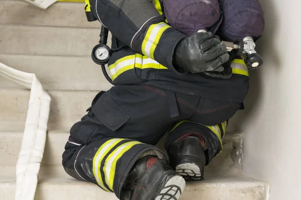 Mano Pompiere Apre Cilindro Con Aria Compressa Respirare Una Stanza — Foto Stock