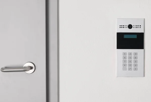 Koridorun Kapısını Açmak Için Duvardaki Video Iletişimiyle Bağlantı Kurun Yakın — Stok fotoğraf