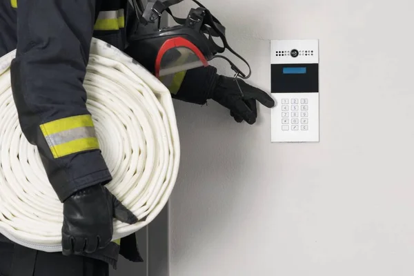 Strażak Przewozi Sprzęt Gaszenia Pożarów Komunikuje Się Przez Domofon Ochroną — Zdjęcie stockowe
