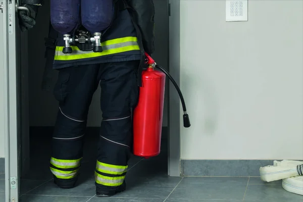 Bombero Atraviesa Una Puerta Hierro Abierta Con Extintor Polvo Rojo —  Fotos de Stock