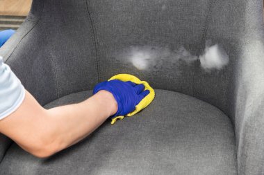 Döşenmiş bir sandalyenin dezenfeksiyon ve yıkanması, yakın plan.