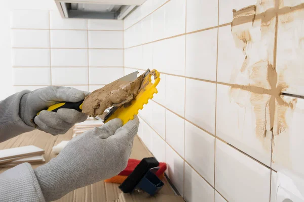 Handen Van Meester Van Toepassing Bruine Voegen Spatel Afwerking Van — Stockfoto