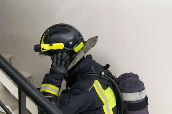 戴着头盔的消防员爬上楼梯 特写镜头 — 图库照片