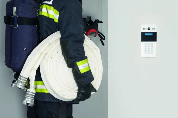 Pompiere Con Tubo Flessibile Tra Mani Apre Una Porta Ferro — Foto Stock