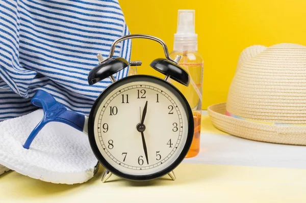 Concept Time Pack Suitcase Alarm Clock Set Things Accessories Beach — Stock Photo, Image