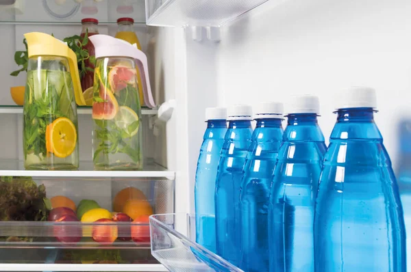 Холодильниках Бутилированная Вода Лимонад Свежих Фруктов Графинах Хранение Напитков Холодильниках — стоковое фото