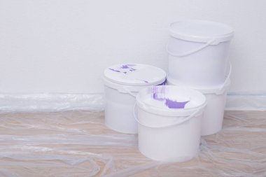 Boya kovalarını beyaz bir duvara yakın çekim yap.