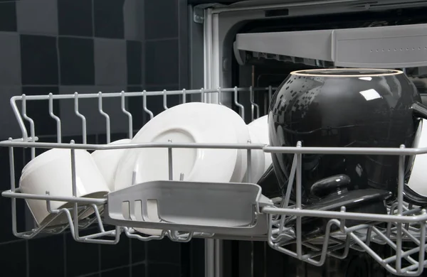 Yakın Plan Üst Izgarada Bulaşık Makinesinde Seramik Kaplar — Stok fotoğraf