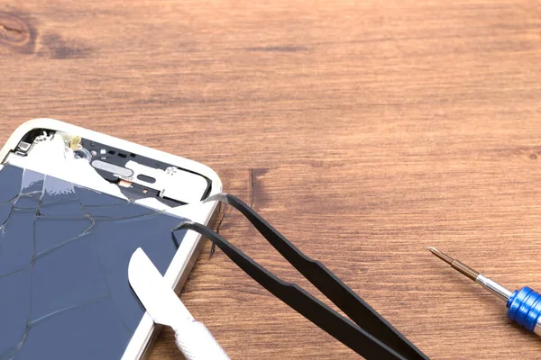 Wooden Table Broken Phone Lies Replace Case Next Tweezers Screwdriver — Stock Photo, Image