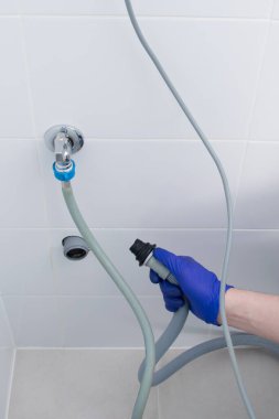 bir çamaşır makinesi kurulumu, su kaynağı ve drenaj sistemlerine bağlantı