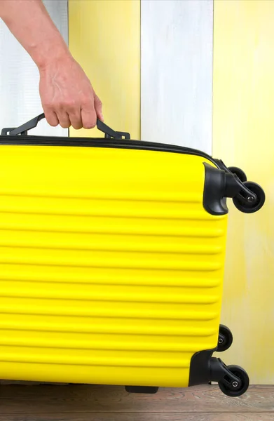 Közelkép Egy Utazó Sárga Bőrönd Nyelét Tartó Kézről — Stock Fotó