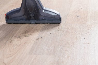 Yakın plan, temizlik elektrikli süpürge ile toz, kum ve kir ile kaplanmış bir lamba.