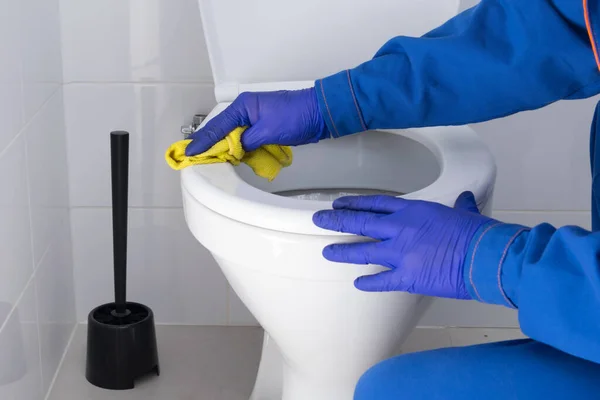 Nahaufnahme Der Toilettenreinigung Mit Einem Lappen Mit Desinfektionsmittel — Stockfoto