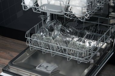 Kuruladıktan sonra bulaşık makinesinin alt ızgarasında temiz bardaklar var.