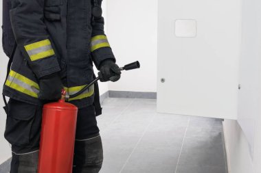 Bir itfaiyeci, bir yerleşim yerinin elektrik tesisatını kapatacak.