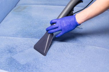 Yıkanmış mobilyaların temizlenmesi, elektrikli süpürge, profesyonel temizlik.