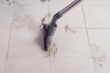 Kirli lekeleri olan hafif fayanslar, çamaşır yıkama makinesiyle temizlik, yakın plan, yan görüş.