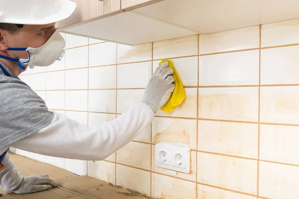 Meester Veegt Witte Keramische Tegels Van Overblijfselen Van Bruine Voegen — Stockfoto