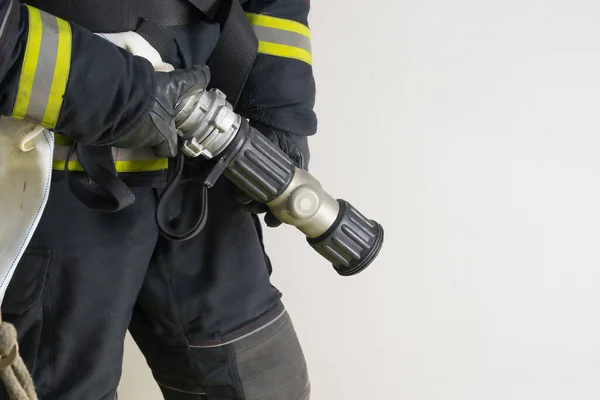 Equipamento Água Para Extinguir Incêndio Nas Mãos Bombeiro Close — Fotografia de Stock