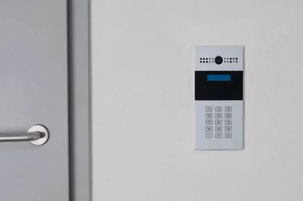 Koridorun Kapısını Açmak Için Duvardaki Video Iletişimiyle Bağlantı Kurun — Stok fotoğraf