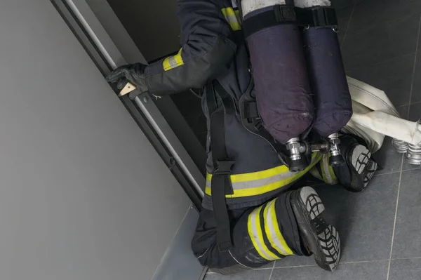 Bombeiro Tranca Porta Para Evitar Que Ela Feche Durante Extinção — Fotografia de Stock