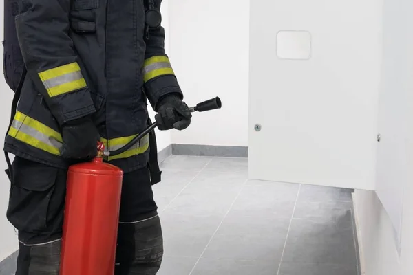 消防士が住宅のスイッチボードに電気配線を取り出し — ストック写真