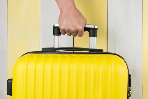 Kéz Tartja Fogantyú Egy Sárga Bőrönd Közelkép — Stock Fotó