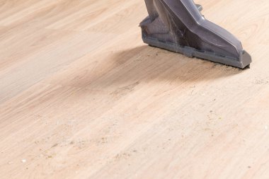 Yıkama süpürgesinin fırçası lamine zemini temizler, yakın plan, kenar görüş