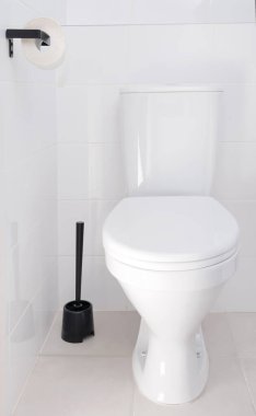 Banyoda beyaz klozet, ön manzara.