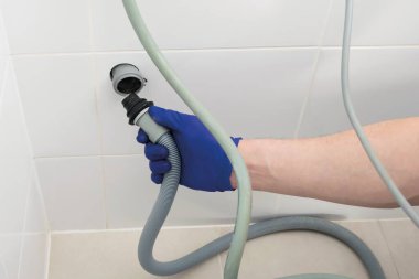 Yeni bir çamaşır makinesinin profesyonel bağlantısı, bir servis çalışanı tarafından, yakın plan