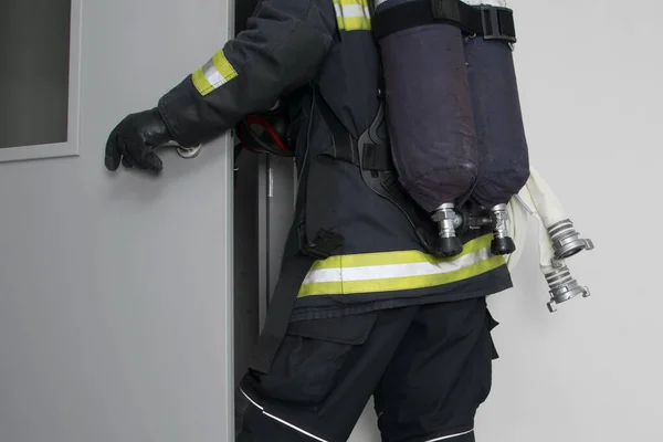 Bombeiro Vestuário Protecção Com Equipamento Combate Incêndios Entra Pela Porta — Fotografia de Stock