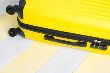 Gri-sarı bir arka planda, bir seyahat çantası, yakın plan.