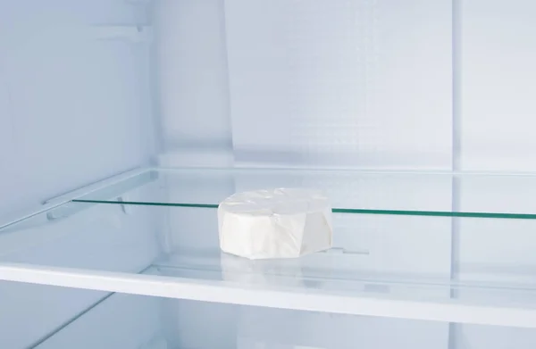 Contra Fundo Refrigerador Branco Queijo Brie Pacote Fechado Está Deitado — Fotografia de Stock