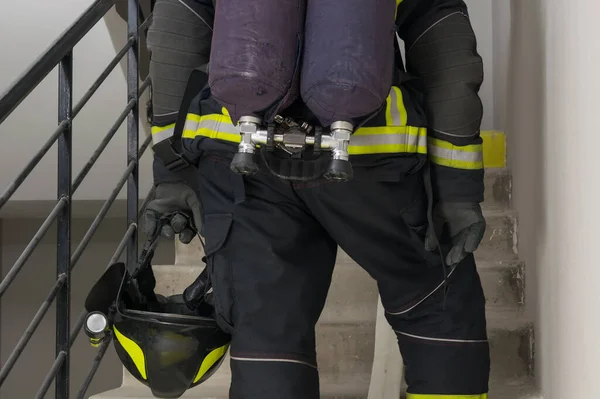 Pemadam Kebakaran Memegang Helm Tangan Tampilan Close Bawah Tampilan Belakang — Stok Foto