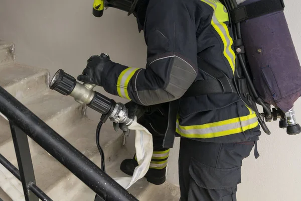 Bombero Con Ropa Especial Sostiene Una Línea Manga Vista Lateral —  Fotos de Stock