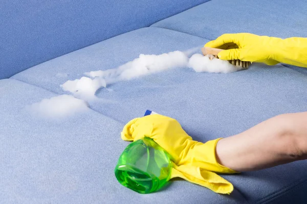 Döşeme Mobilyalarının Kimyasallarla Temizlenmesi — Stok fotoğraf