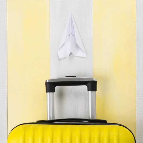Utazási Koncepció Utazás Bőrönd Papír Repülőgép Sárga Szürke Háttér — Stock Fotó