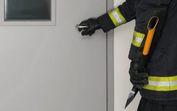 消防士が非常出口のドアを開ける斧 サイドビュー クローズアップ — ストック写真