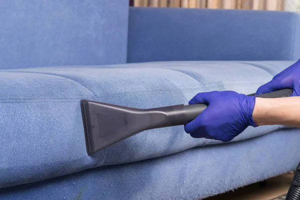 Schmutziges Blaues Sofa Mit Staubsauger Reinigen Nahaufnahme — Stockfoto