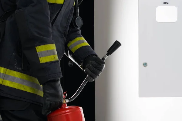 Zapłon Rozdzielni Elektrycznej Strażak Trzyma Rękach Gotową Czerwoną Gaśnicę — Zdjęcie stockowe