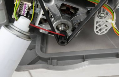 Hareket eden elementleri yağlama süreci, çamaşır makinesi bileşenleri, yakın çekim