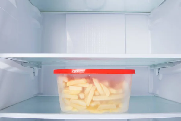 Batatas Fritas Recipiente Plástico Prateleira Geladeira Sobre Fundo Branco — Fotografia de Stock