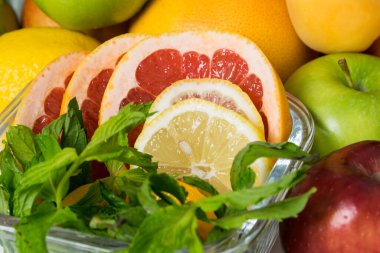 Dilimler, limon ve greyfurt. Nane ve arkaplanlı bir kokteyl yapmak için.