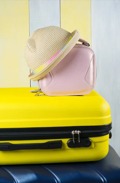 Utazáshoz Kikapcsolódáshoz Használt Tárgyak Kalap Pénztárca Sárga Bőröndön Alapon — Stock Fotó