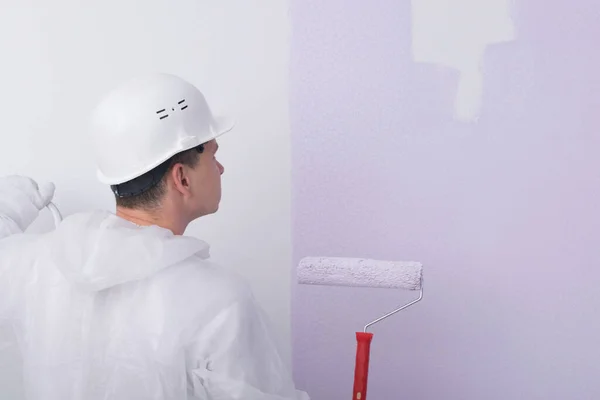 Constructor Ropa Protectora Casco Pintar Pared Con Rodillo Color Púrpura — Foto de Stock