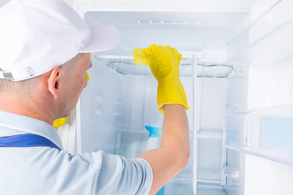 Чоловік Захисному Одязі Дезінфікує Холодильник Скляні Полиці — стокове фото