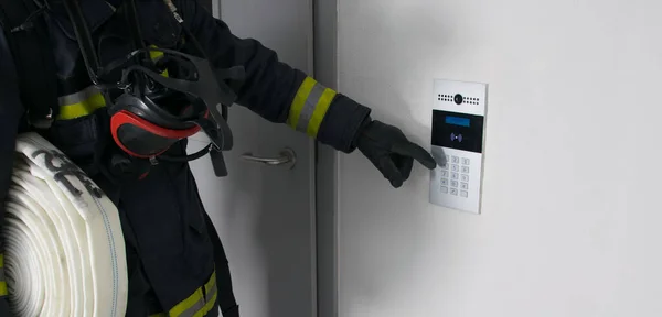 Koruyucu Giysili Bir Itfaiyeci Yangın Söndürme Ekipmanıyla Dahili Telefon Kodunu — Stok fotoğraf