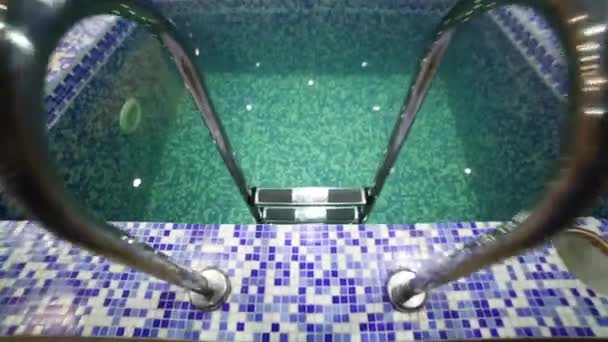 Ir a la piscina de agua POV — Vídeo de stock